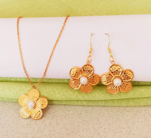 Petal Pearl Necklace