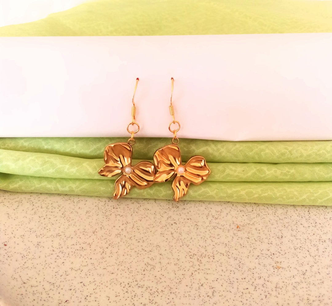 Bow Necklace