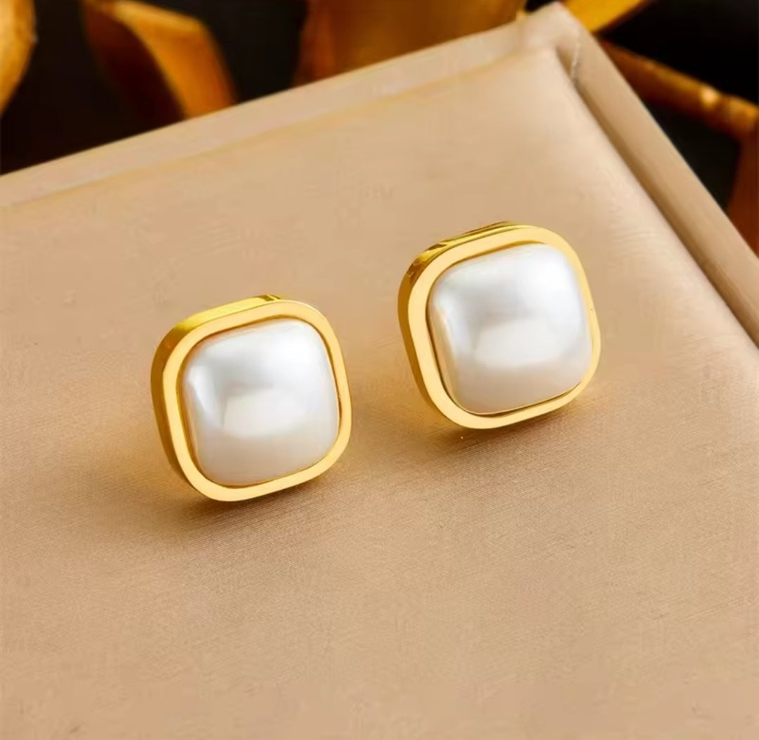 Girlie Pearl Earrings
