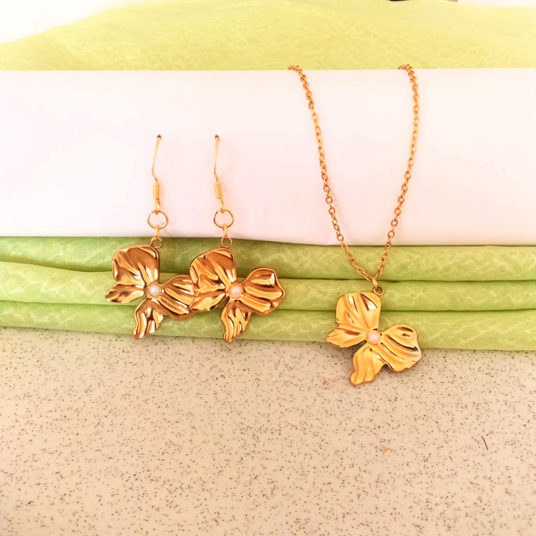 Bow Necklace