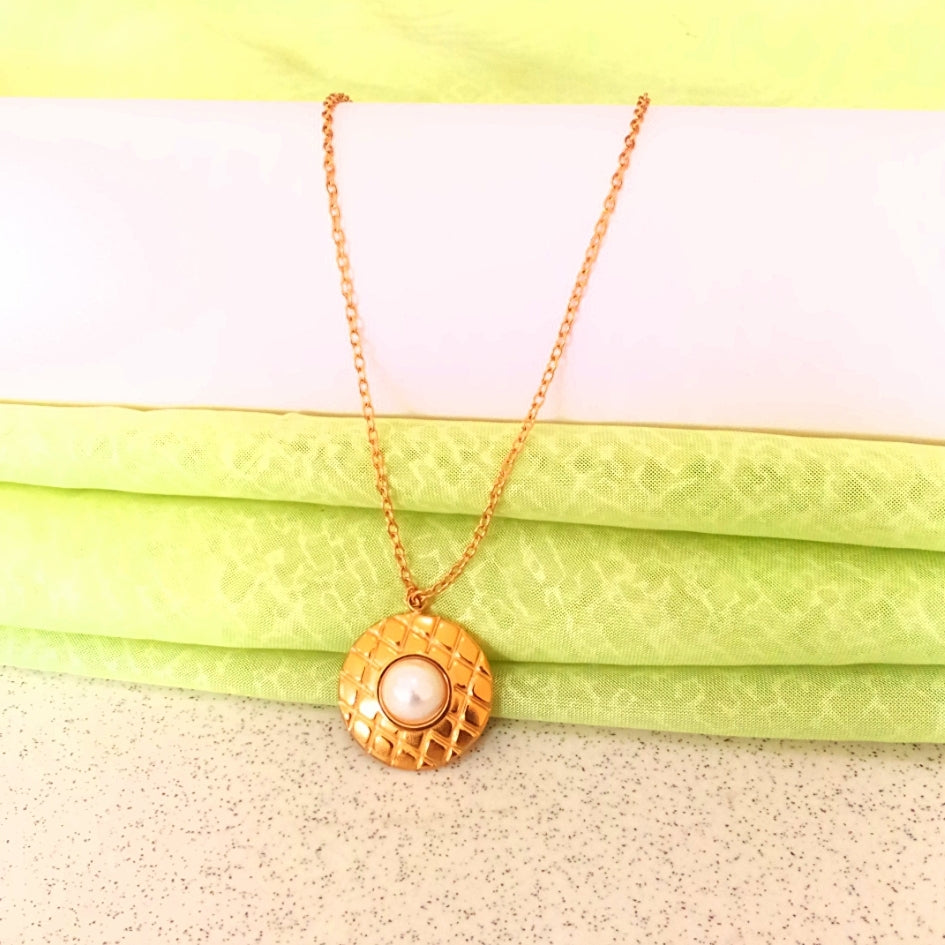 Luxe Pearl Necklace